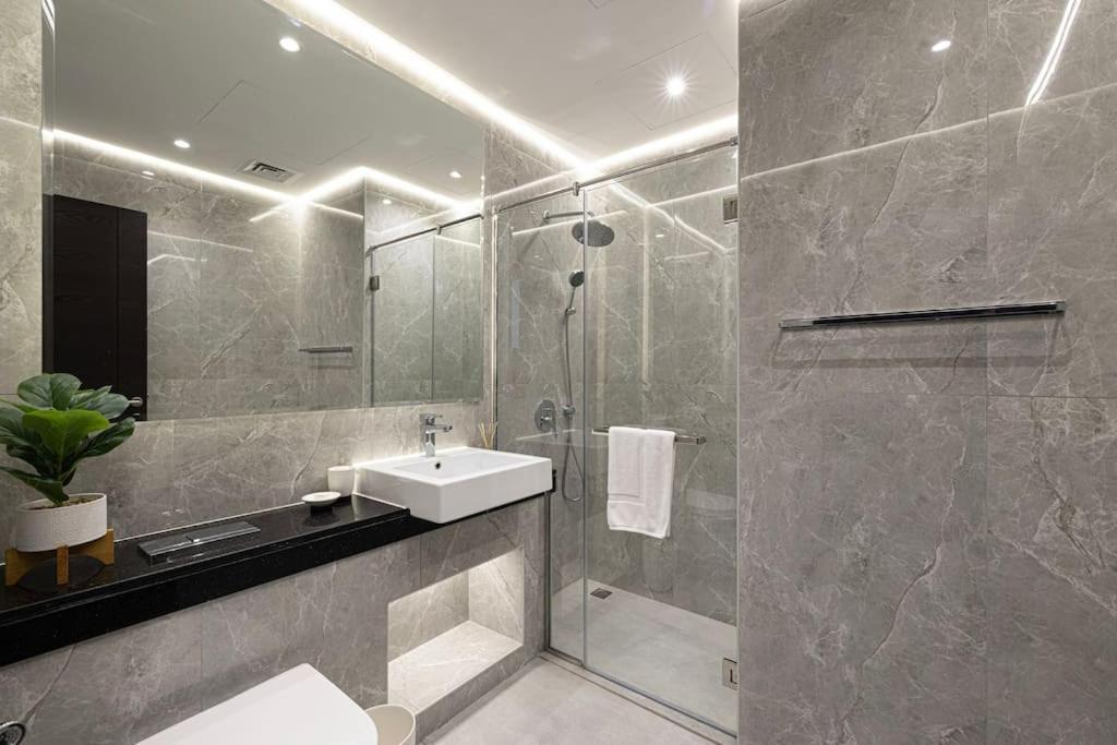 Luxe 2-bedroom In Heart Of Marina